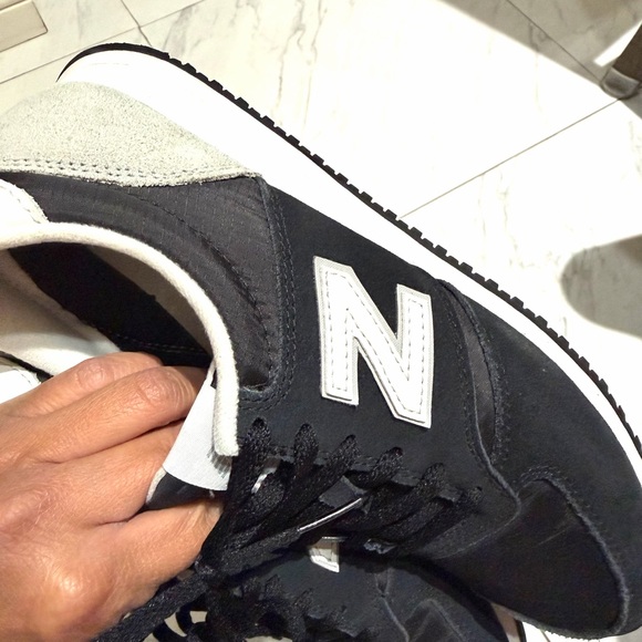 Pre-loved New Balance 420 Black and White Sneakers - Picture 6 of 7